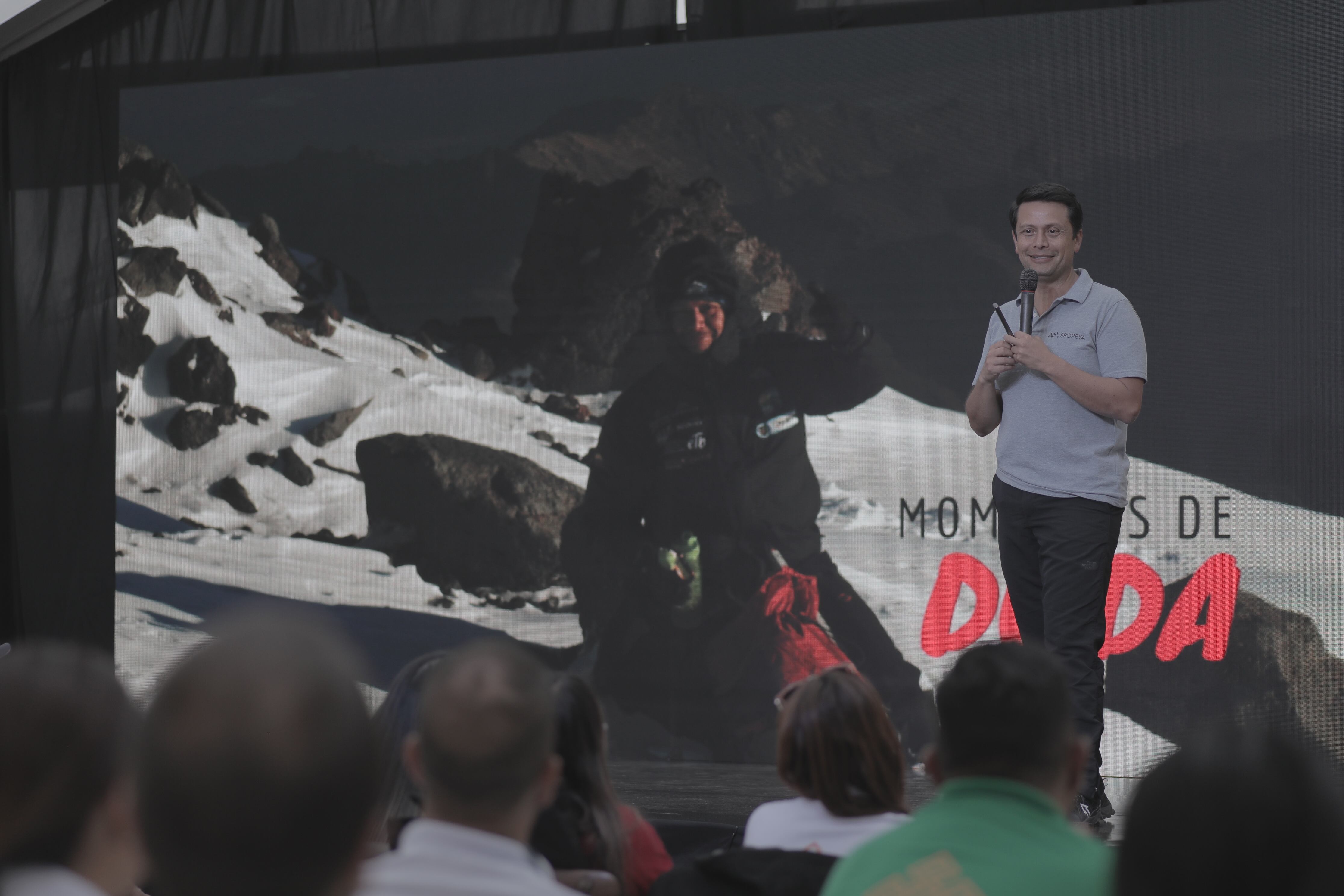 Edgard Martinez, CEO de Epopeya, dirigiendo una experiencia de aventura en Ecuador con un equipo de 200 personas.