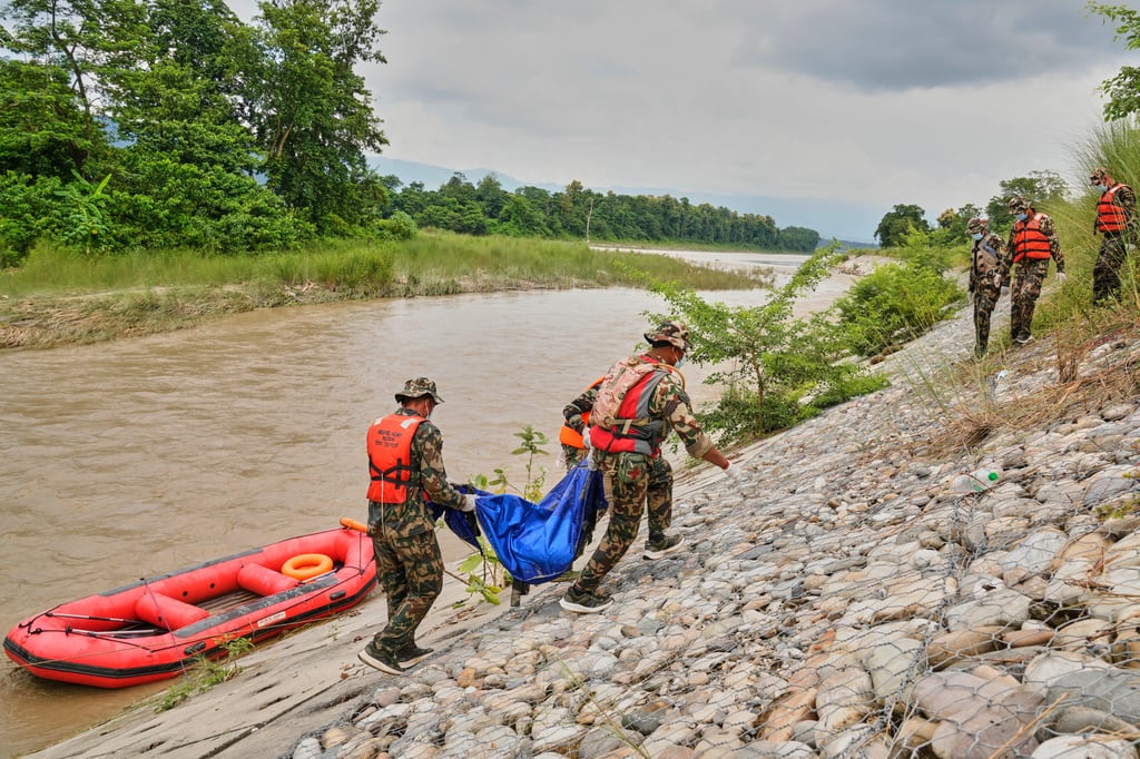 Soldados del ejército nepalí recuperan los cuerpos de víctimas de una crecida repentina en un río de Chitwan, Nepal, el lunes 31 de agosto de 2026. (Foto AP/Dar Yasin)