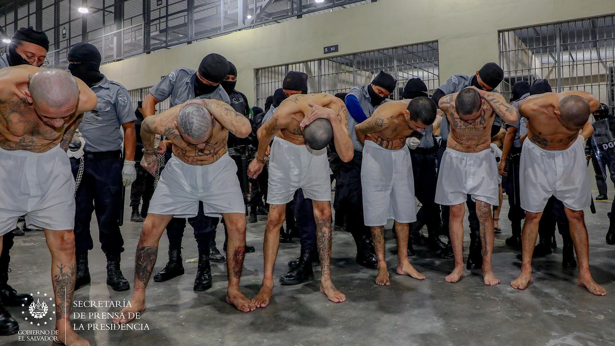 Presidente Nayib Bukele ejecuta el segundo traslado de 2,000 pandilleros al Centro de Confinamiento del Terrorismo
marzo 15 2023