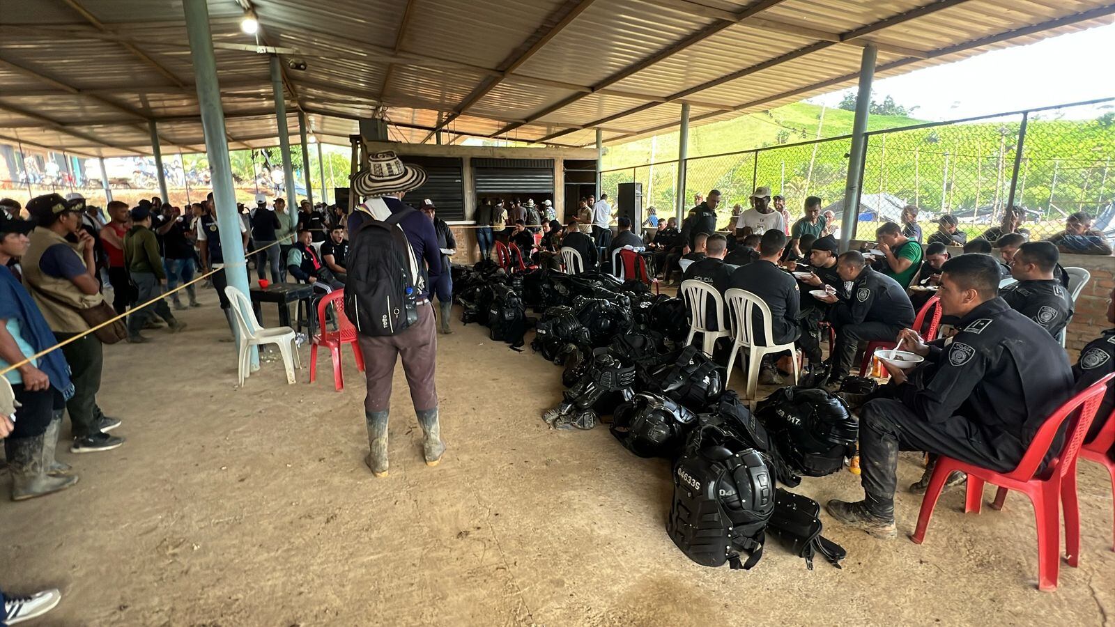 Los 26 policías y el oficial militar permanecen en uno de los polideportivos del corregimiento de El Plateado, zona rural de Argelia, Cauca.