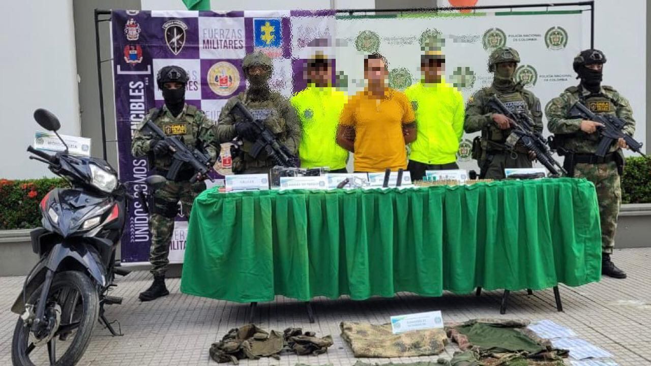 Durante la operación también se incautaron dos pistolas, un revólver calibre 38 mm, cerca de 100 cartuchos de diferentes calibres, material de explosivos
