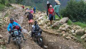 La gente cruza caminos de montaña para evitar la violencia de las pandillas en el barrio de Kenscoff de Puerto Príncipe, Haití, el martes 10 de septiembre de 2024.