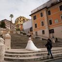 Un fotógrafo toma fotos de una modelo con un vestido de novia frente a la mundialmente famosa Plaza de España, en Roma, el martes 16 de marzo de 2021. La mitad de las regiones de Italia han pasado el lunes a la forma más estricta de encierro en un intento por frenar lo último aumento en las infecciones por coronavirus que han llevado las admisiones hospitalarias por COVID-19 más allá de umbrales manejables. (Foto AP / Andrew Medichini)