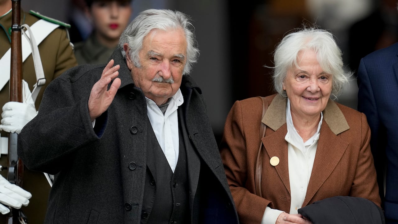 El expresidente de Uruguay José Mujica, izquierda, y su esposa Lucía Topolansky ingresan al palacio presidencial de La Moneda para una ceremonia que marca el 50 aniversario del golpe militar que derrocó al gobierno del fallecido presidente Salvador Allende en Santiago, Chile, el 11 de septiembre de 2023.