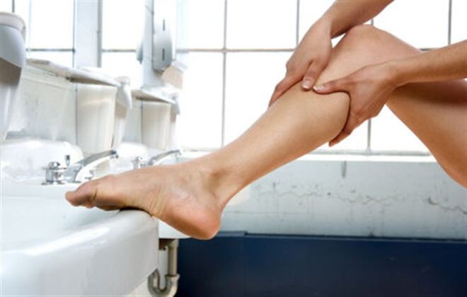 Aplicar crema hidratante diariamente ayuda a prevenir esta afección.