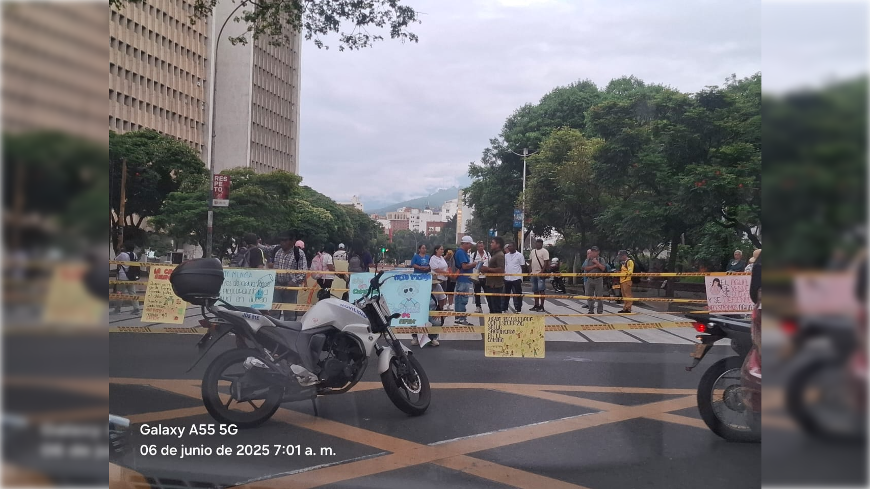 Protesta de habitantes de Alto Menga bloquea el CAM por falta de agua en Cali