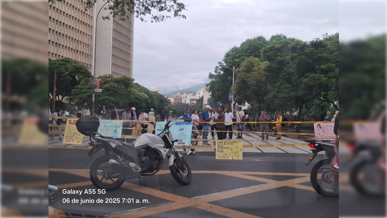 Protesta de habitantes de Alto Menga bloquea el CAM por falta de agua en Cali.