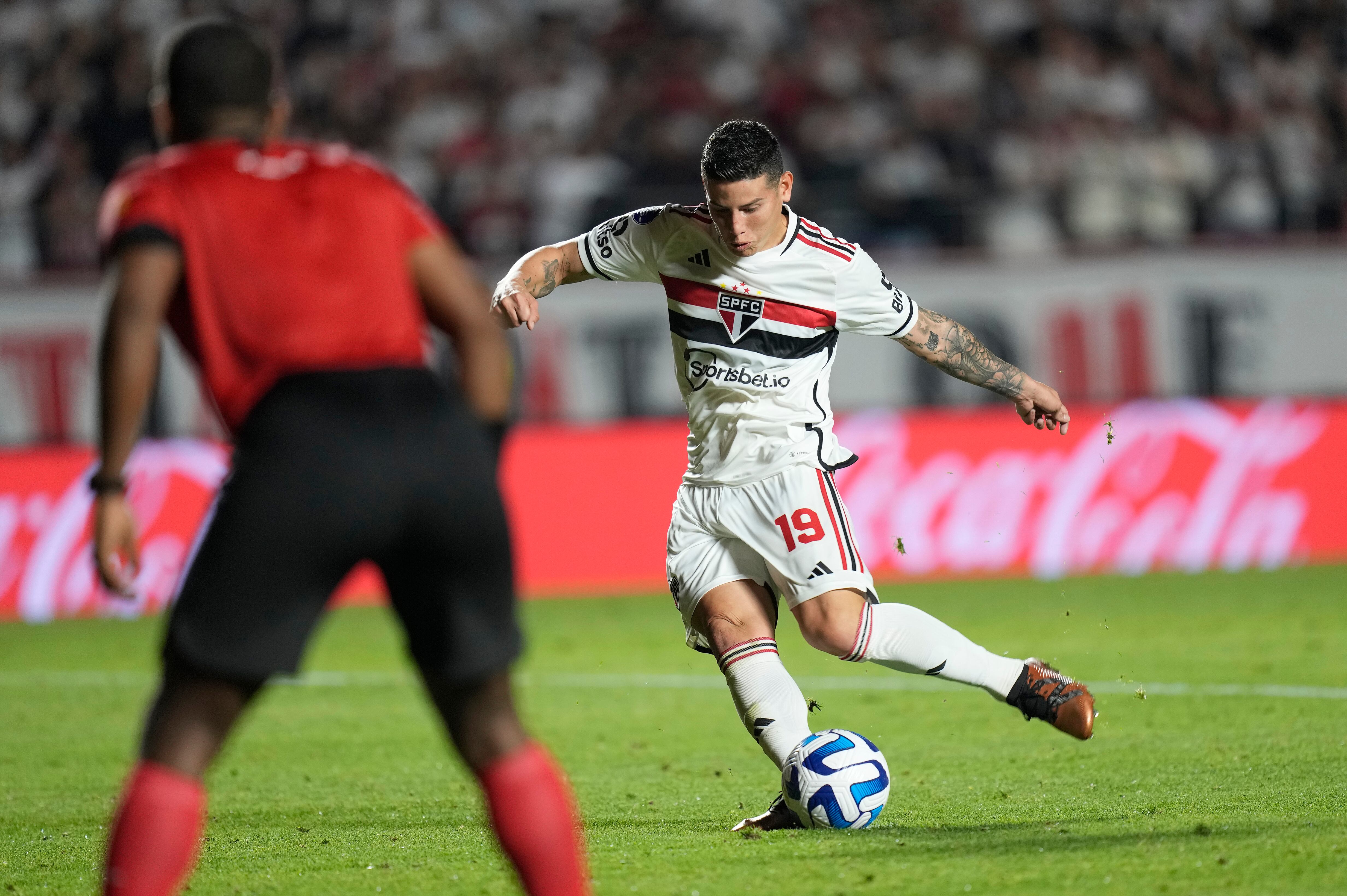 James Rodríguez, del Sao Paulo de Brasil, dispara y falla un gol durante la tanda de penales de un partido de fútbol de vuelta de los cuartos de final de la Copa Sudamericana contra la Liga Deportiva Universitaria de Ecuador en el estadio Morumbi en Sao Paulo, Brasil, el jueves 31 de agosto de 2023. (Foto AP/André Penner)