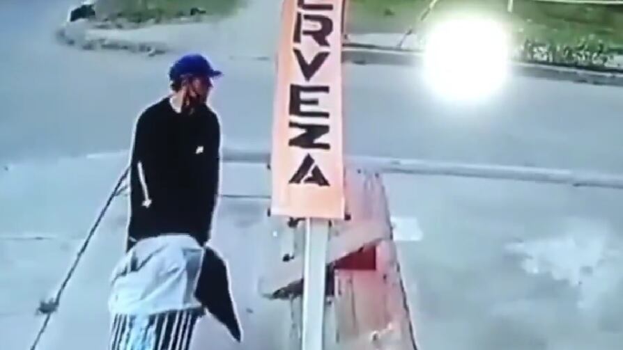 Revelan impactante video de cómo presunto asesino de mujer en Palmira paseó el cuerpo en un carrito de mercado.