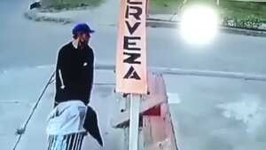 El hombre fue captado deshaciéndose del cuerpo de la víctima en un carrito de mercado.