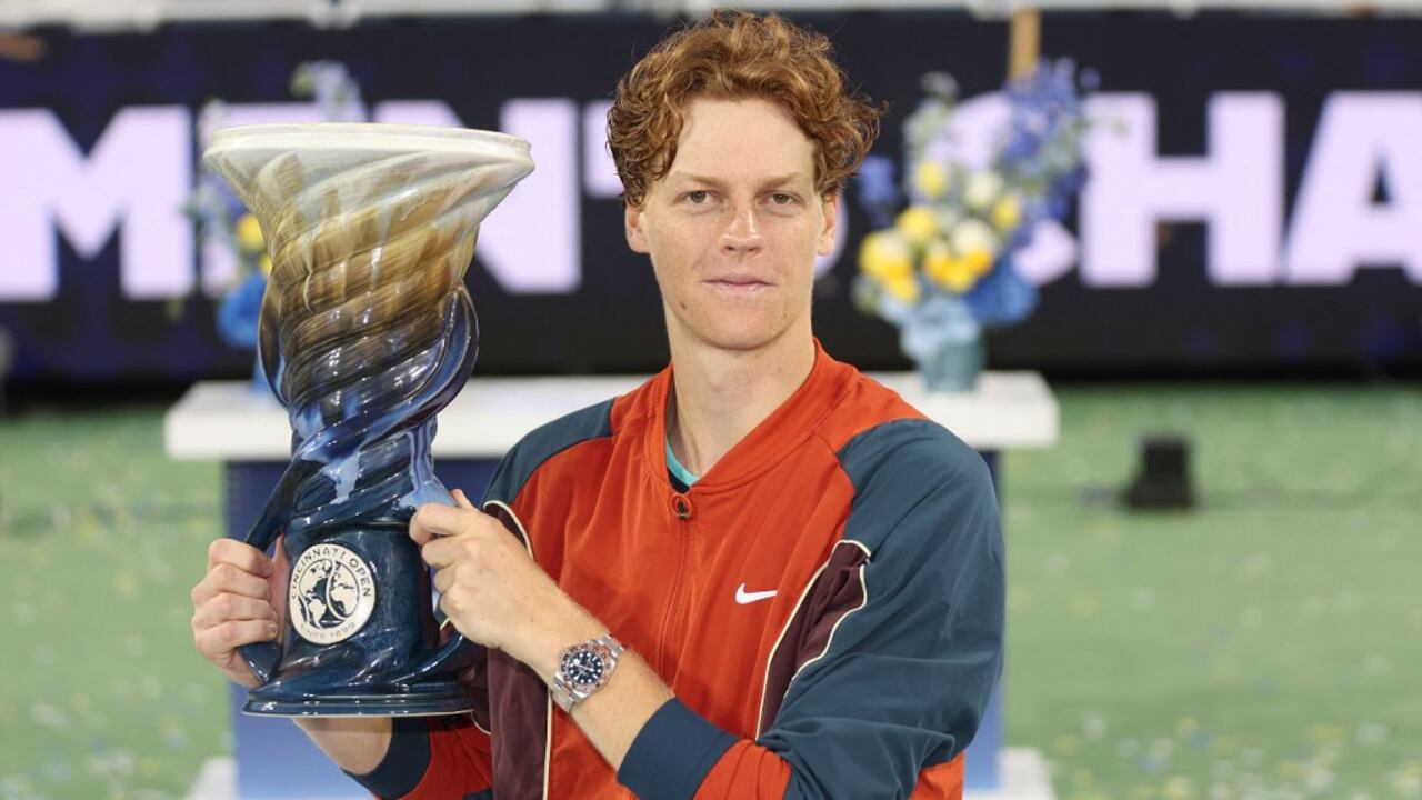 Jannik Sinner, de Italia, posa con la Copa Rookwood después de derrotar a Frances Tiafoe de los Estados Unidos durante la final masculina del Abierto de Cincinnati en el Lindner Family Tennis Center el 19 de agosto de 2024 en Mason, Ohio (Foto de MATTHEW STOCKMAN / GETTY IMAGES NORTEAMÉRICA / Getty Images vía AFP)