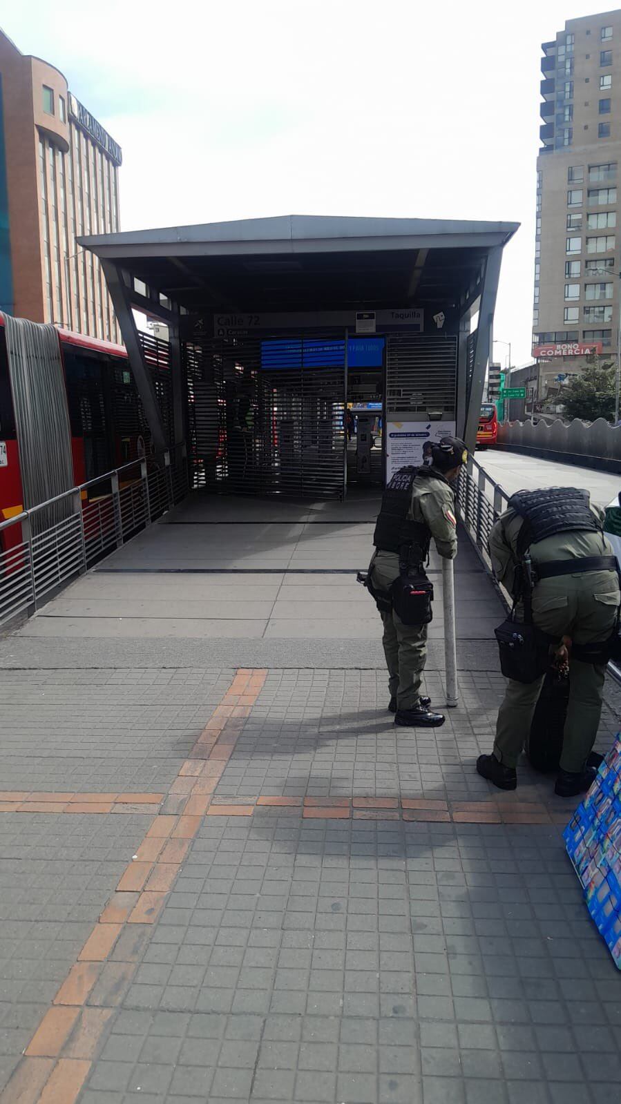 La policía metropolitana de Bogotá desplegó su equipo antiexplosivos, que descartó la amenaza.