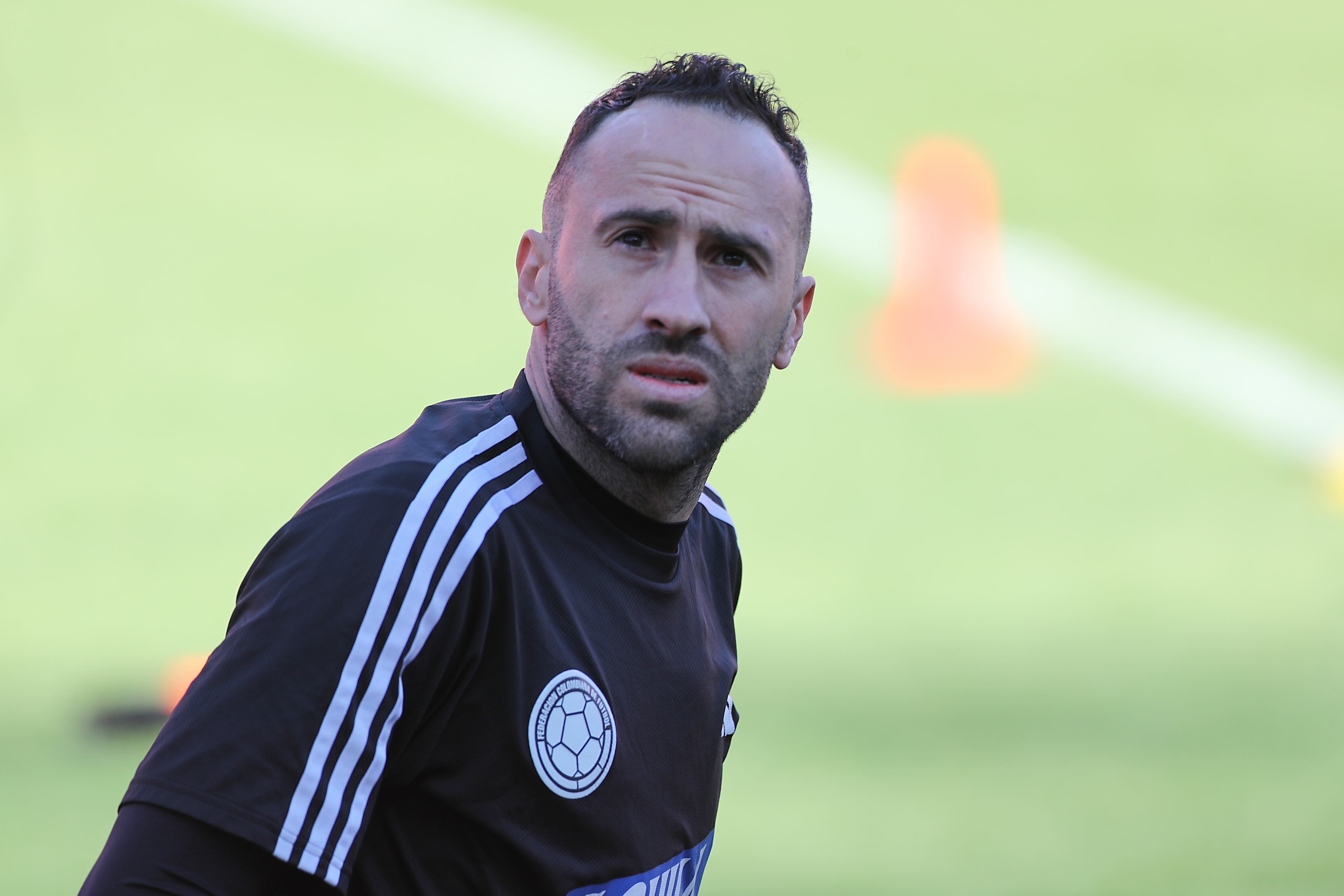 El portero David Ospina calienta durante una sesión de entrenamiento antes del amistoso internacional contra México en Los Ángeles Memorial.