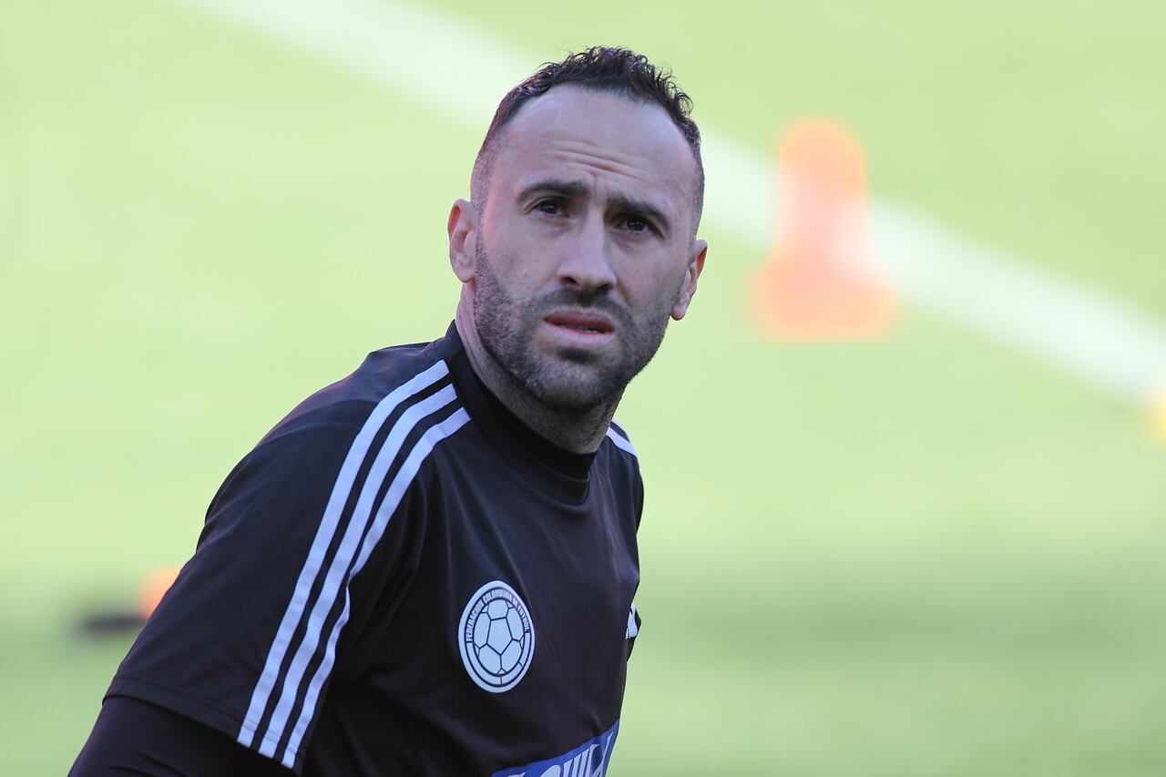 El portero David Ospina calienta durante una sesión de entrenamiento antes del amistoso internacional contra México en Los Ángeles Memorial.