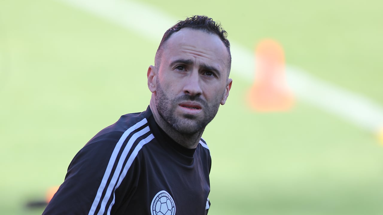 El portero David Ospina calienta durante una sesión de entrenamiento antes del amistoso internacional contra México en Los Ángeles Memorial.