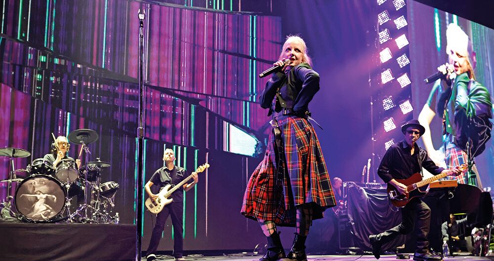 Manson, que agradece mucho aún hacer lo que hace junto a sus hermanos de banda, debe su carácter y su impulso en gran medida a sus heroínas musicales, pero también reconoce a su padre.