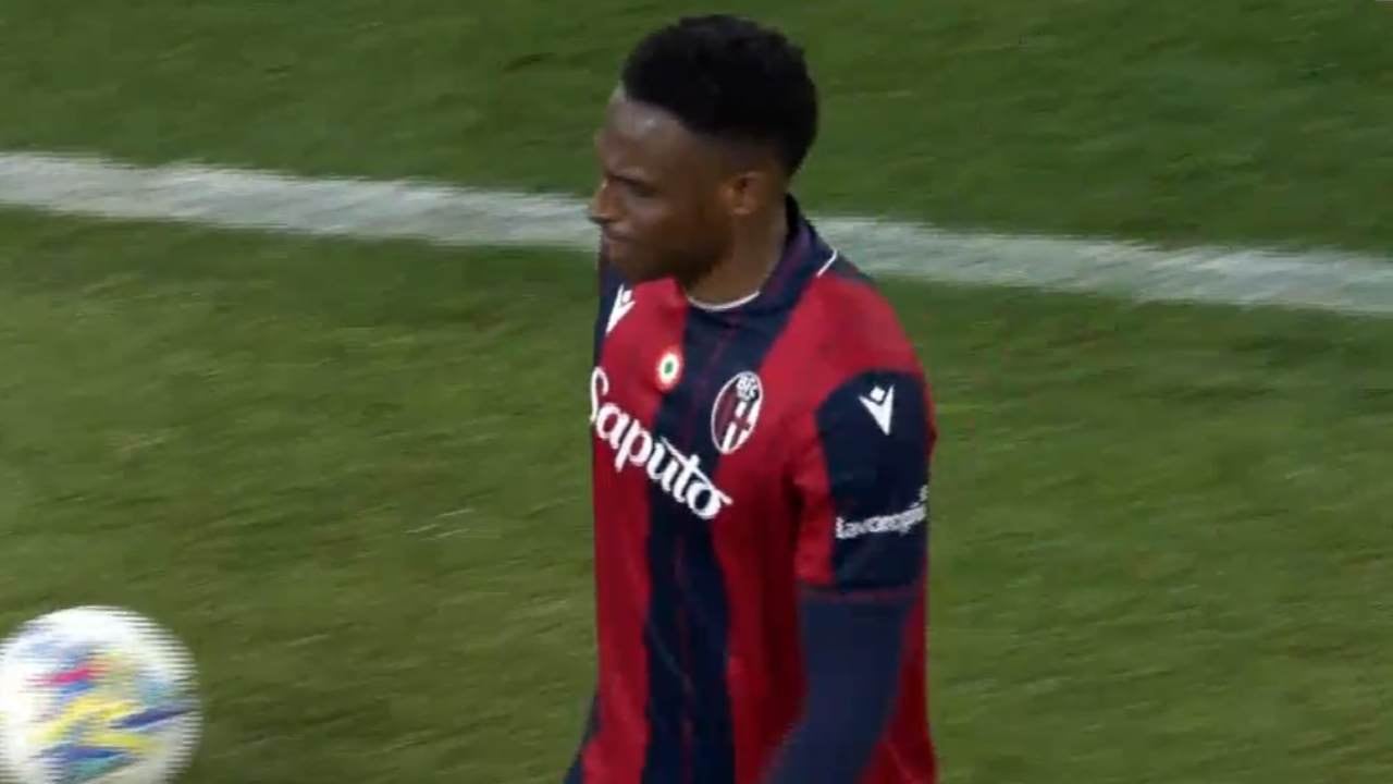 Momento en que Jhon Lucumí sale de la cancha.