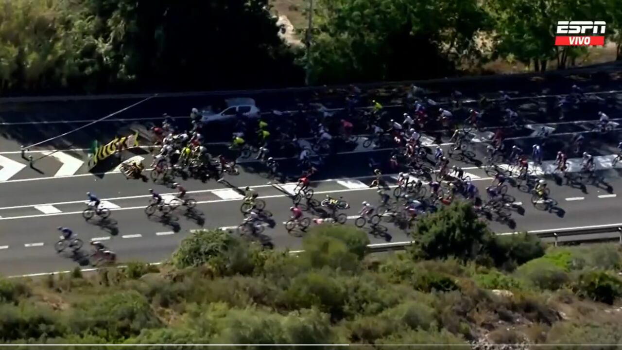 Momento de la caída en la cuarta etapa de la Vuelta a España 2023