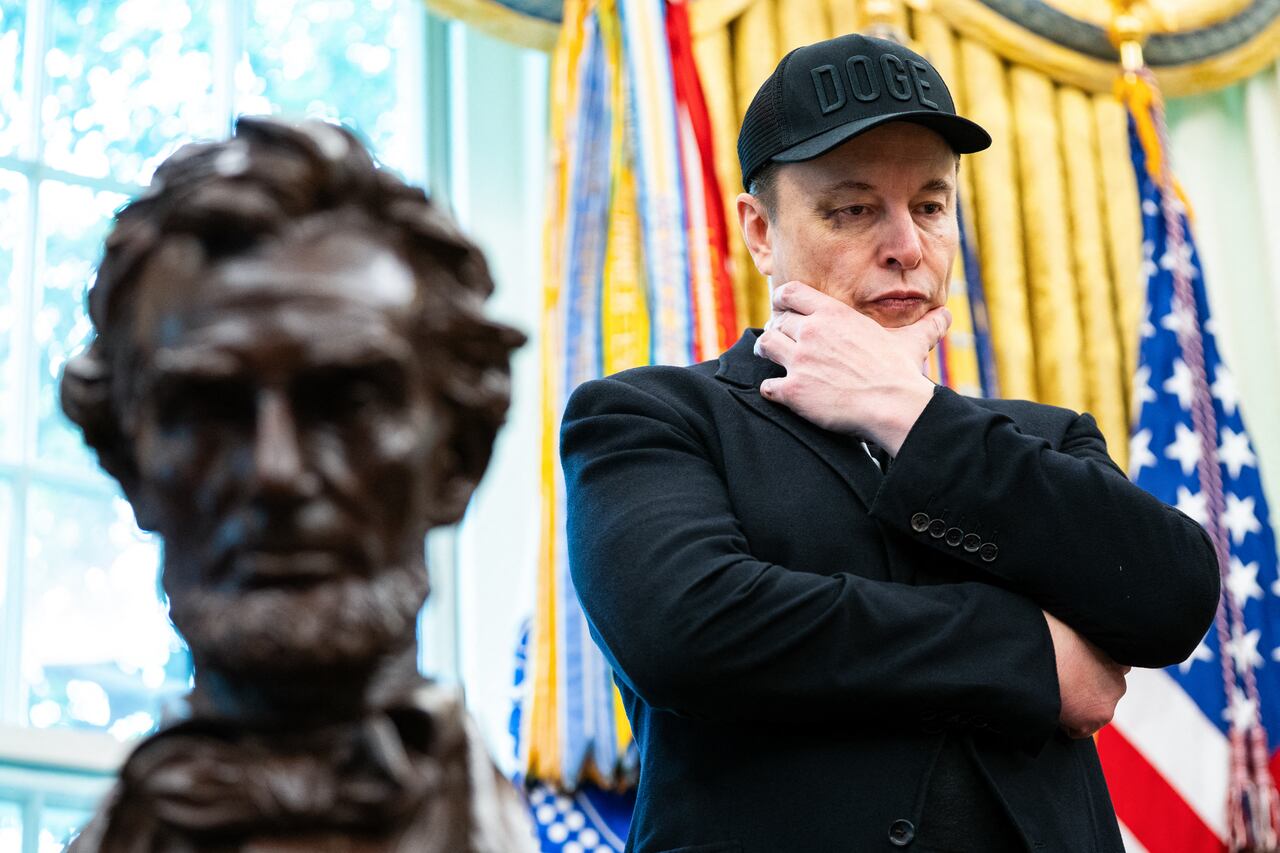 (ARCHIVOS) Elon Musk observa durante una conferencia de prensa con el presidente estadounidense Donald Trump en la Oficina Oval de la Casa Blanca en Washington, D.C., el 30 de mayo de 2025. Elon Musk, exaliado del presidente estadounidense Donald Trump, anunció el 5 de julio de 2025 que había creado un nuevo partido político en Estados Unidos para desafiar lo que el multimillonario tecnológico describió como el "sistema de partido único" del país. Musk, la persona más rica del mundo y el mayor donante político de Trump en las elecciones de 2024, tuvo una amarga disputa con el presidente tras liderar la iniciativa republicana de recortar el gasto y los empleos federales como director del llamado Departamento de Eficiencia Gubernamental. (Foto de Allison ROBBERT / AFP)