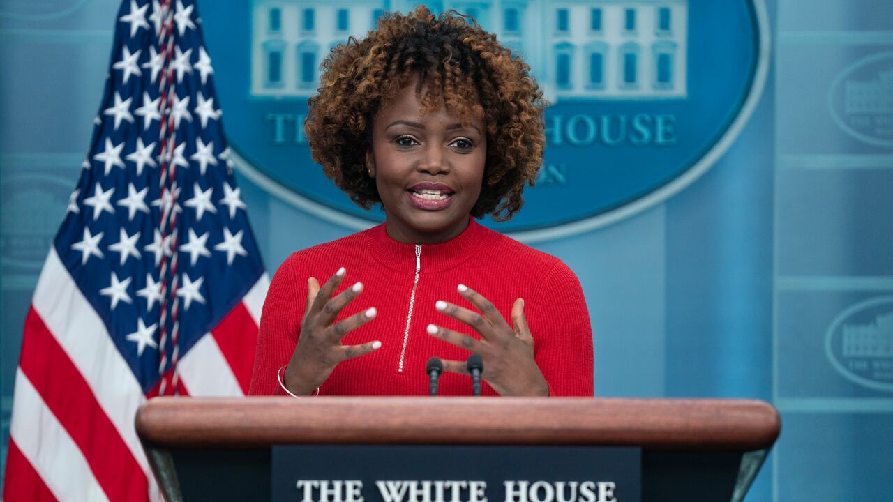 La secretaria de prensa de la Casa Blanca, Karine Jean-Pierre, habla durante una rueda de prensa en la Casa Blanca, el lunes 13 de febrero de 2023, en Washington. (AP Photo/Evan Vucci)
