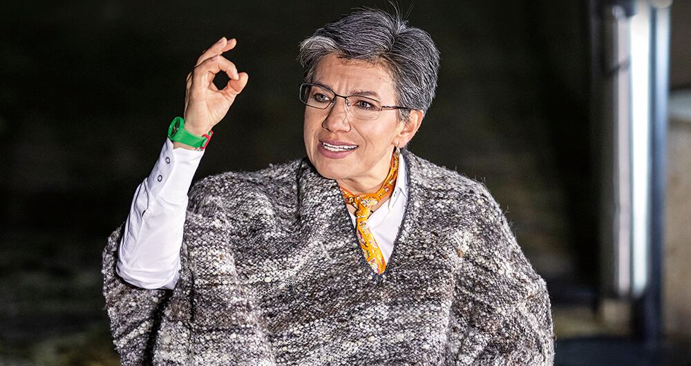  La aprobación a la gestión de Claudia Lopez cayó del 89 por ciento en abril de 2020 al 50 por ciento en junio de este año; es decir, una bajada de 39 puntos porcentuales, según Invamer. La desaprobación aumentó del 9 al 47 por ciento.