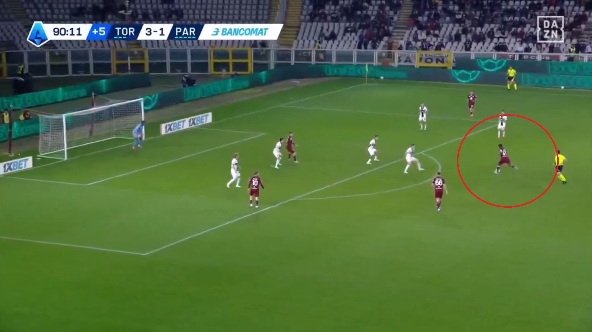 Momento del remate de Duván Zapata.