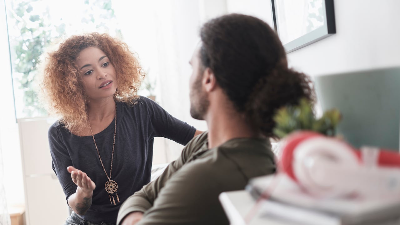 La frase ideal para lidiar con una persona grosera en medio de una discusión, según una experta