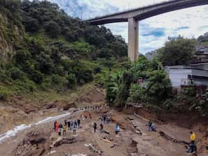 Vista aérea del lugar donde la corriente de un río arrasó varias casas en la favela Dios es Fiel, anexo de la colonia Kjell Laugerud en la Ciudad de Guatemala, tomada el 25 de septiembre de 2023. (Foto de Johan ORDONEZ / AFP)