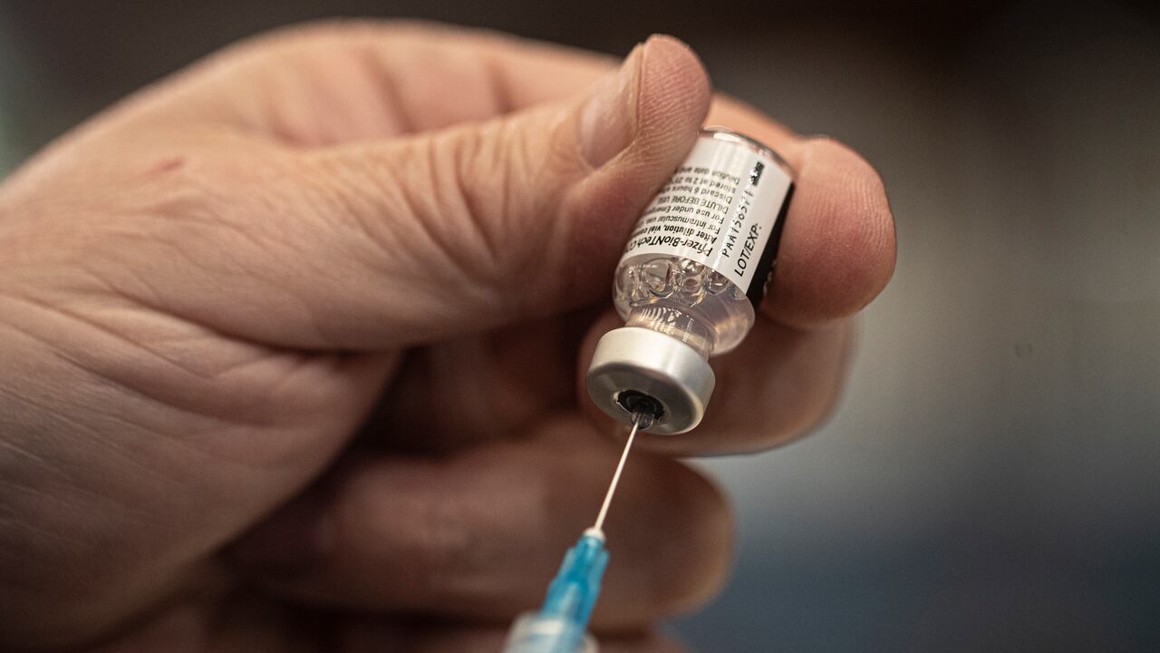 Comenzó la vacunación a personas de 65 y más años en el departamento de Cundinamarca.