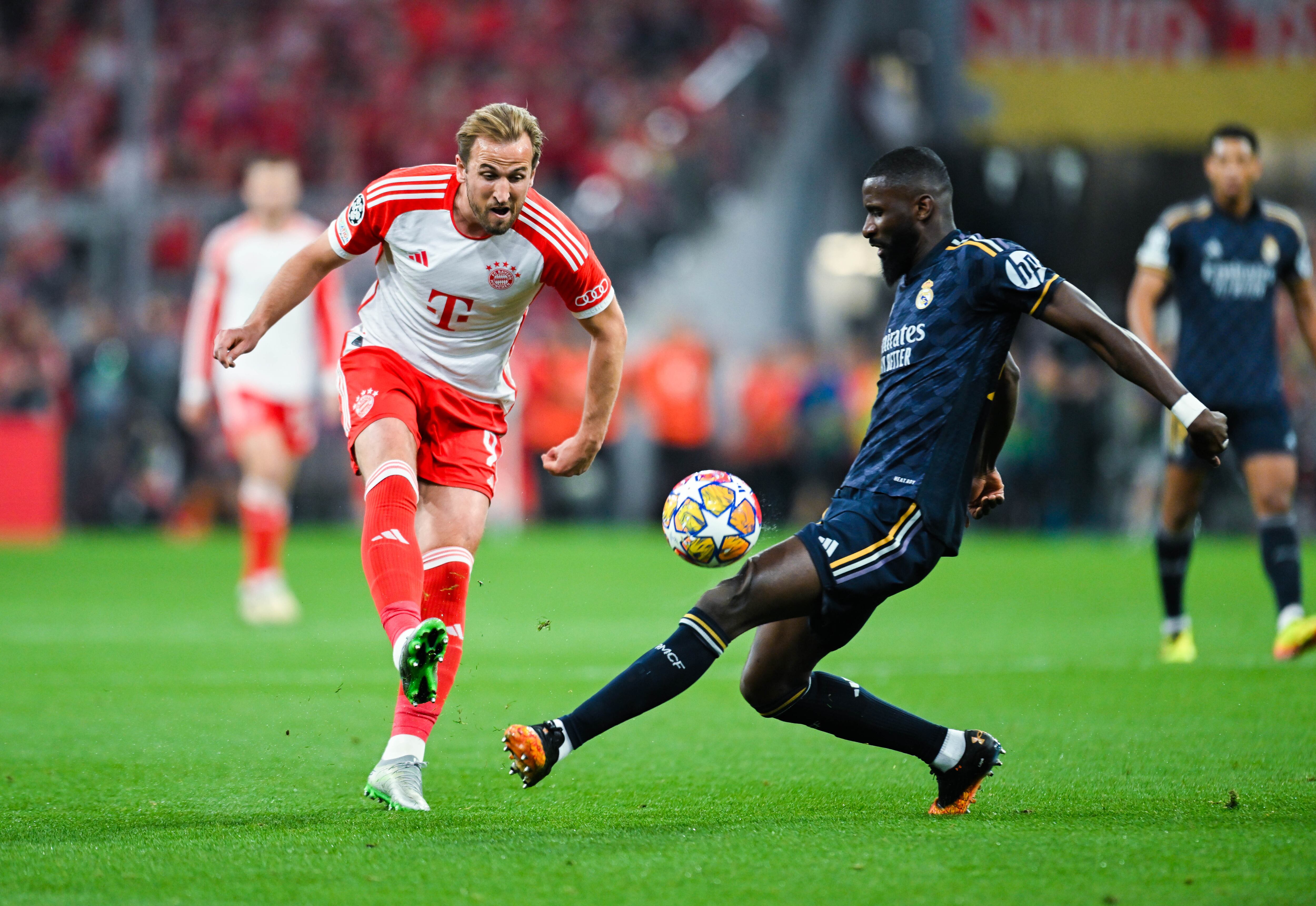 Harry Kane del Bayern München y Antonio Rüdiger del Real Madrid luchan por el balón durante el partido de ida de semifinales de la UEFA Champions League entre el FC Bayern München y el Real Madrid en el Allianz Arena el 30 de abril de 2024 en Múnich, Alemania.