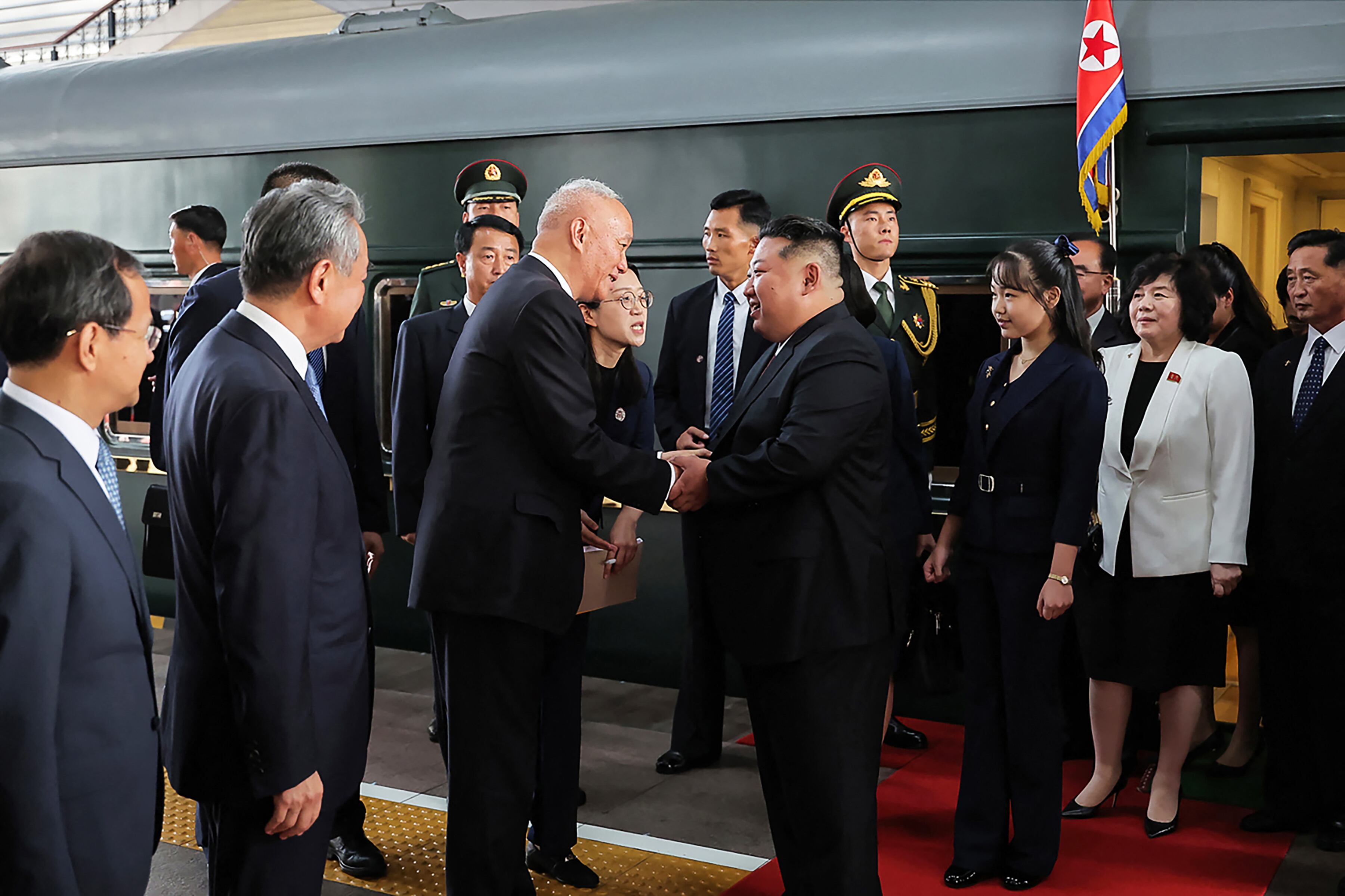 Esta fotografía tomada el 2 de septiembre de 2025 y publicada por la Agencia Central de Noticias de Corea (KCNA) oficial de Corea del Norte a través de KNS muestra al líder de Corea del Norte, Kim Jong Un (centro, derecha) y su hija Kim Ju Ae (tercera derecha), siendo recibidos por el secretario de la Secretaría Central del Partido Comunista de China, Cai Qi (centro, izquierda), y el ministro de Relaciones Exteriores, Wang Yi (2izquierda), a su llegada a la estación de tren de Beijing. Kim llegó a la capital china en un tren blindado el 2 de septiembre, dijeron los medios de comunicación oficiales, antes de un desfile militar masivo el 3 de septiembre, para celebrar el fin de la Segunda Guerra Mundial. (Foto de KCNA VIA KNS / AFP)