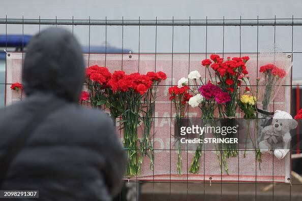 Hombres armados que abrieron fuego en una sala de conciertos de Moscú mataron a más de 60 personas e hirieron Más de 100 personas y provocaron un infierno, dijeron las autoridades el 23 de marzo de 2024, y el grupo Estado Islámico se atribuyó la responsabilidad.