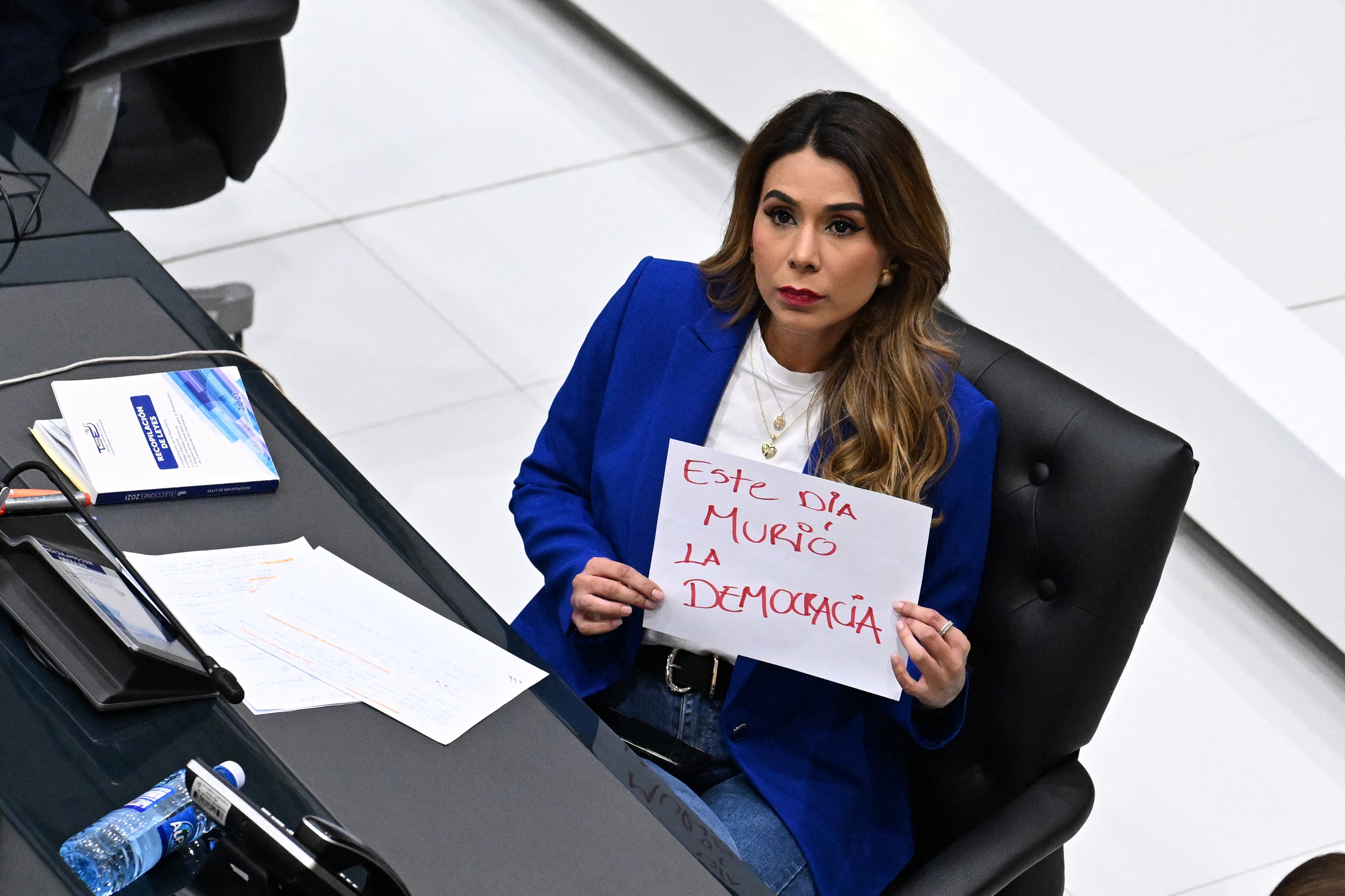 Diputada Marcela Villatoro protesta contra la aprobación de la reelección inmediata.
