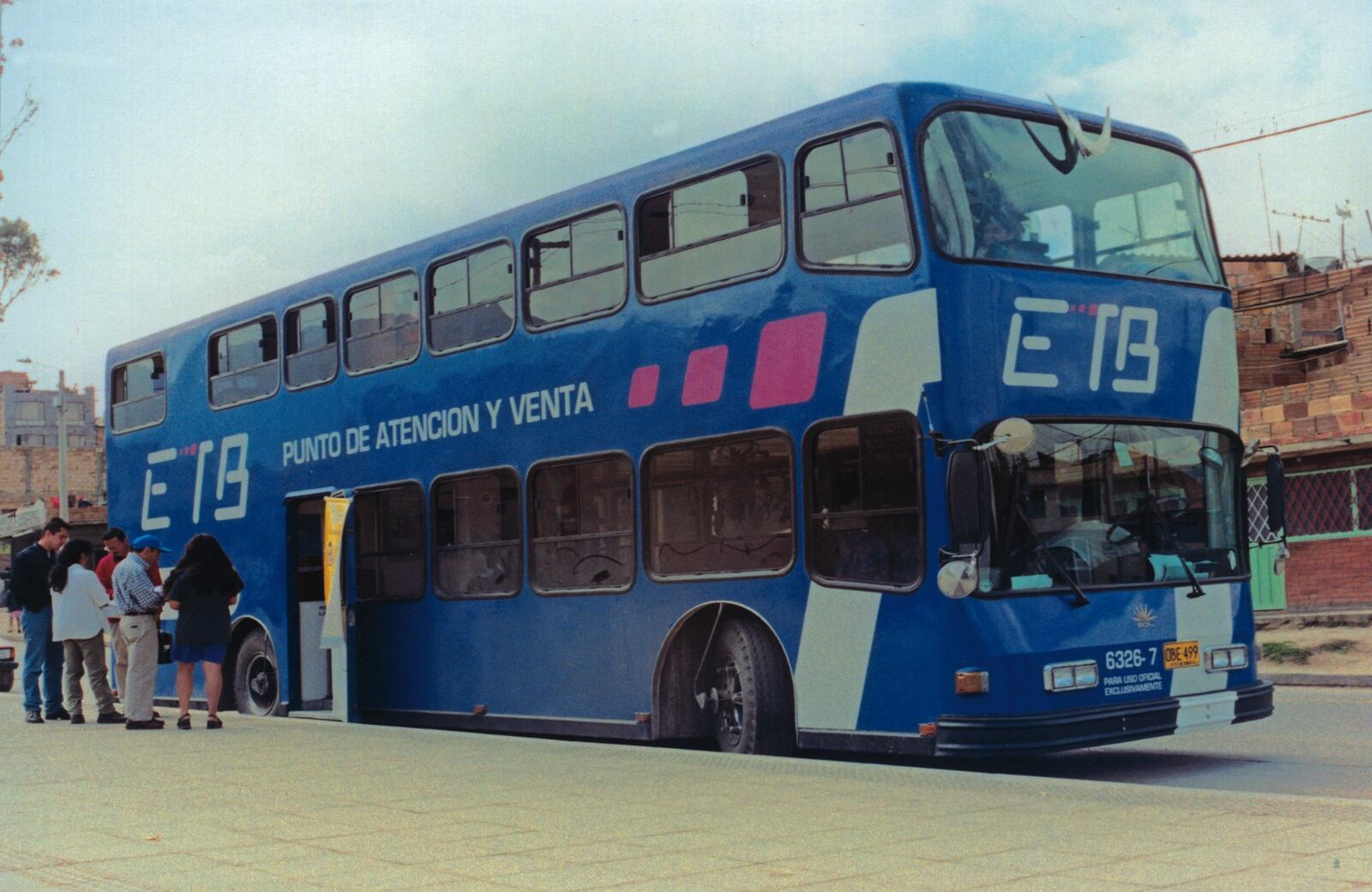 Este tipo de buses de ETB eran muy comunes en Bogotá que servían como centros de atención al cliente y compra de tarjetas para llamadas. La ETB ahora cumple 140 años de funcionamiento.