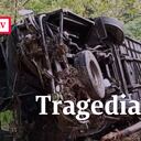 Trágico accidente bus con 24 personas cae a abismo y deja varios muertos