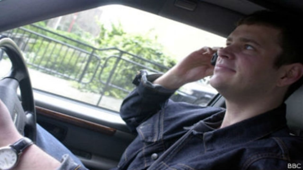 ¿Realmente es peligroso hablar por celular al manejar?