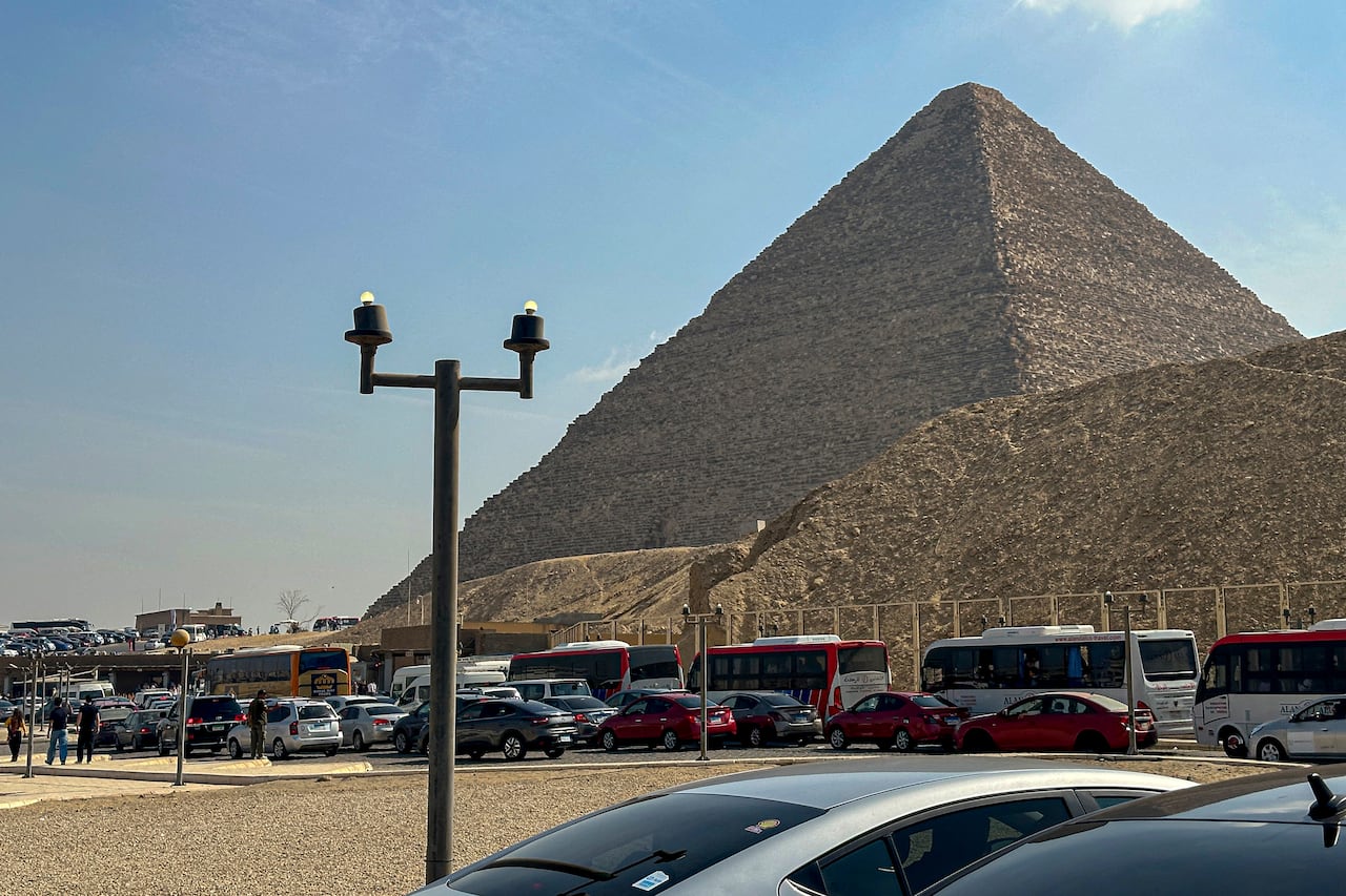 La nueva sensación en las pirámides de Egipto que está cautivando a los turistas