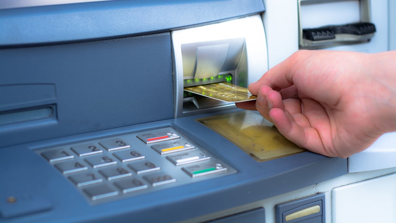 Alertan sobre fraude que captura datos de tarjetas a través de smartphones.