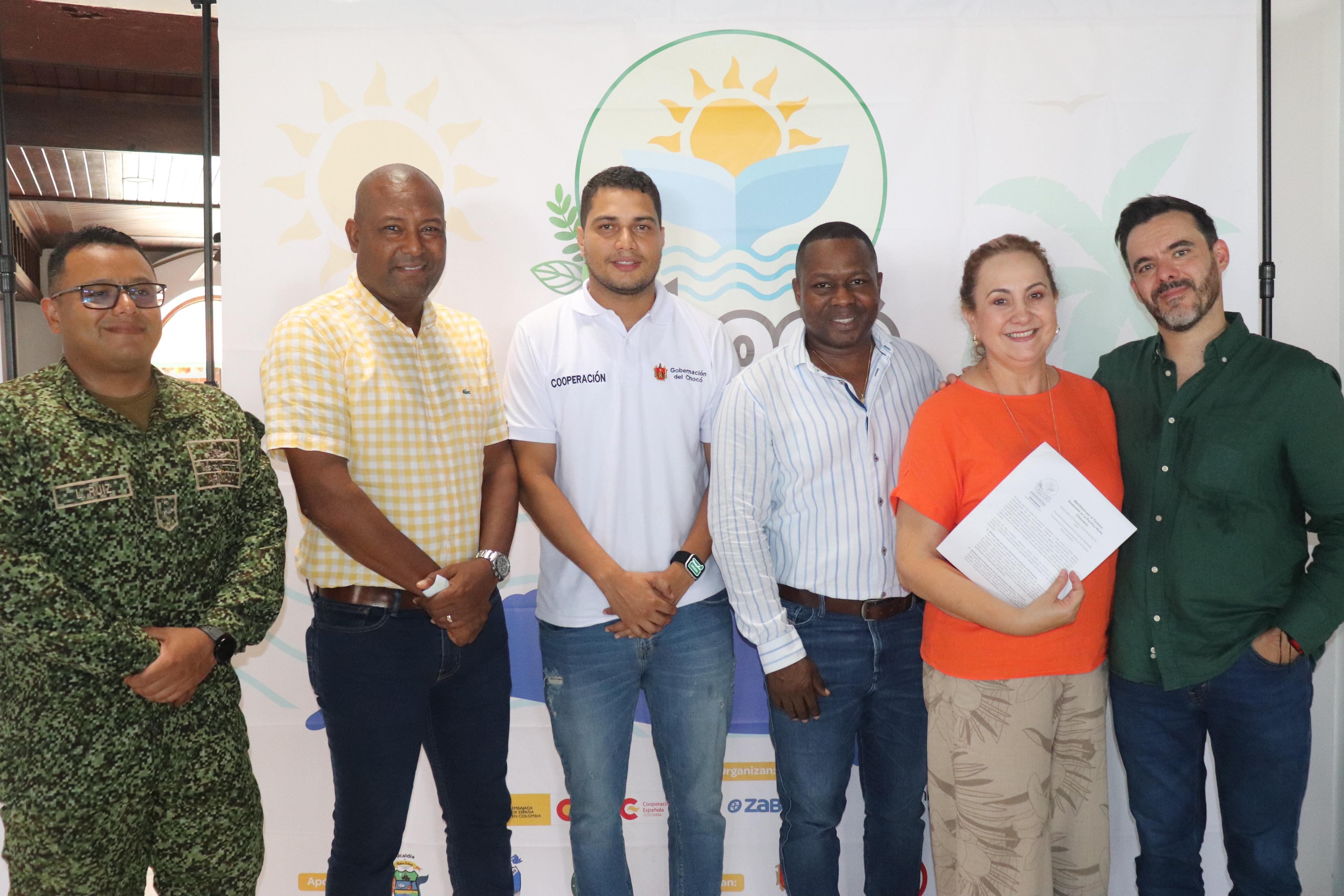 Firma de la declaración por el turismo sostenible en Bahía Solano, Chocó.