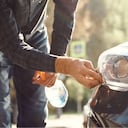 ¿Cómo quitar el color amarillento de las luces de un carro?