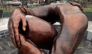 Así luce la escultura en honor a Martin Luther King Jr. la cual es criticada por tener un gran parecido a un pene, sí se le ve desde uno de sus lados