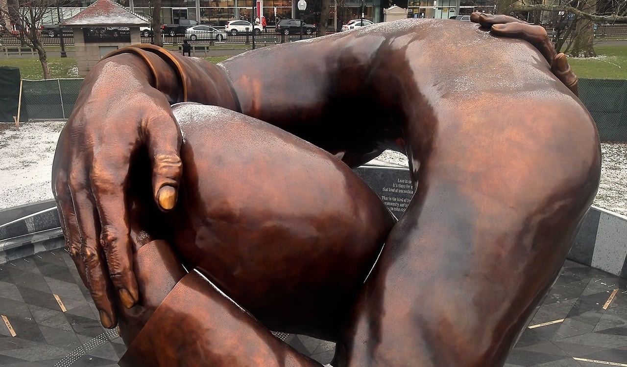 Así luce la escultura en honor a Martin Luther King Jr. la cual es criticada por tener un gran parecido a un pene, sí se le ve desde uno de sus lados