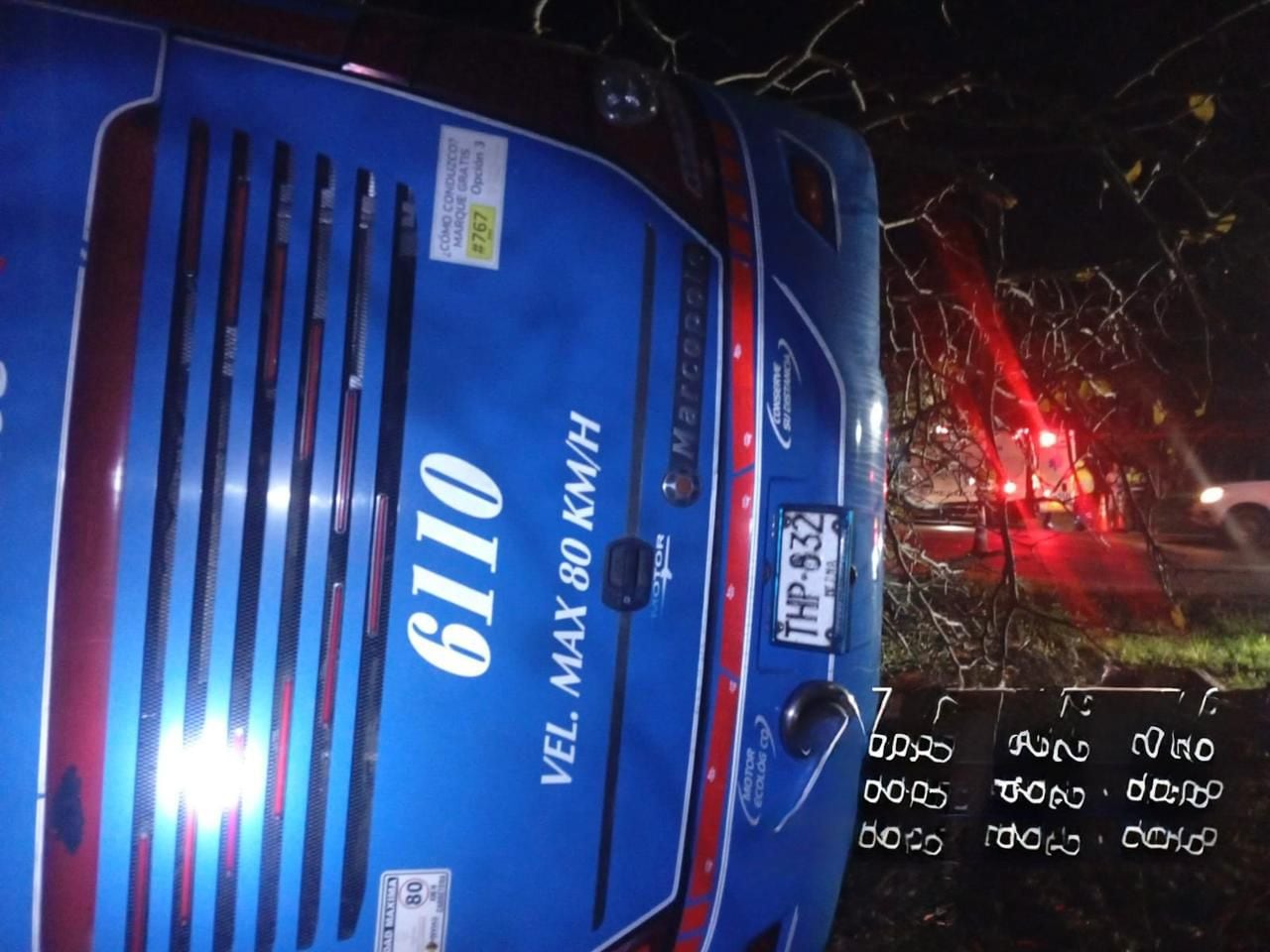 El automotor transportaba 27 personas. Hasta el momento, las autoridades de tránsito avanzan en las investigaciones.