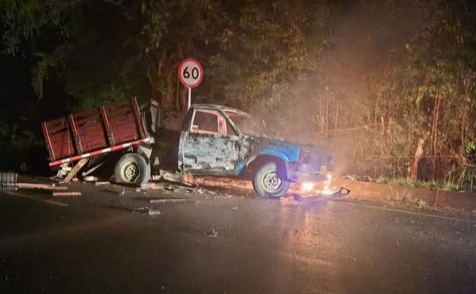 Vehículo destruido por artefacto explosivo en el departamento del Cauca.