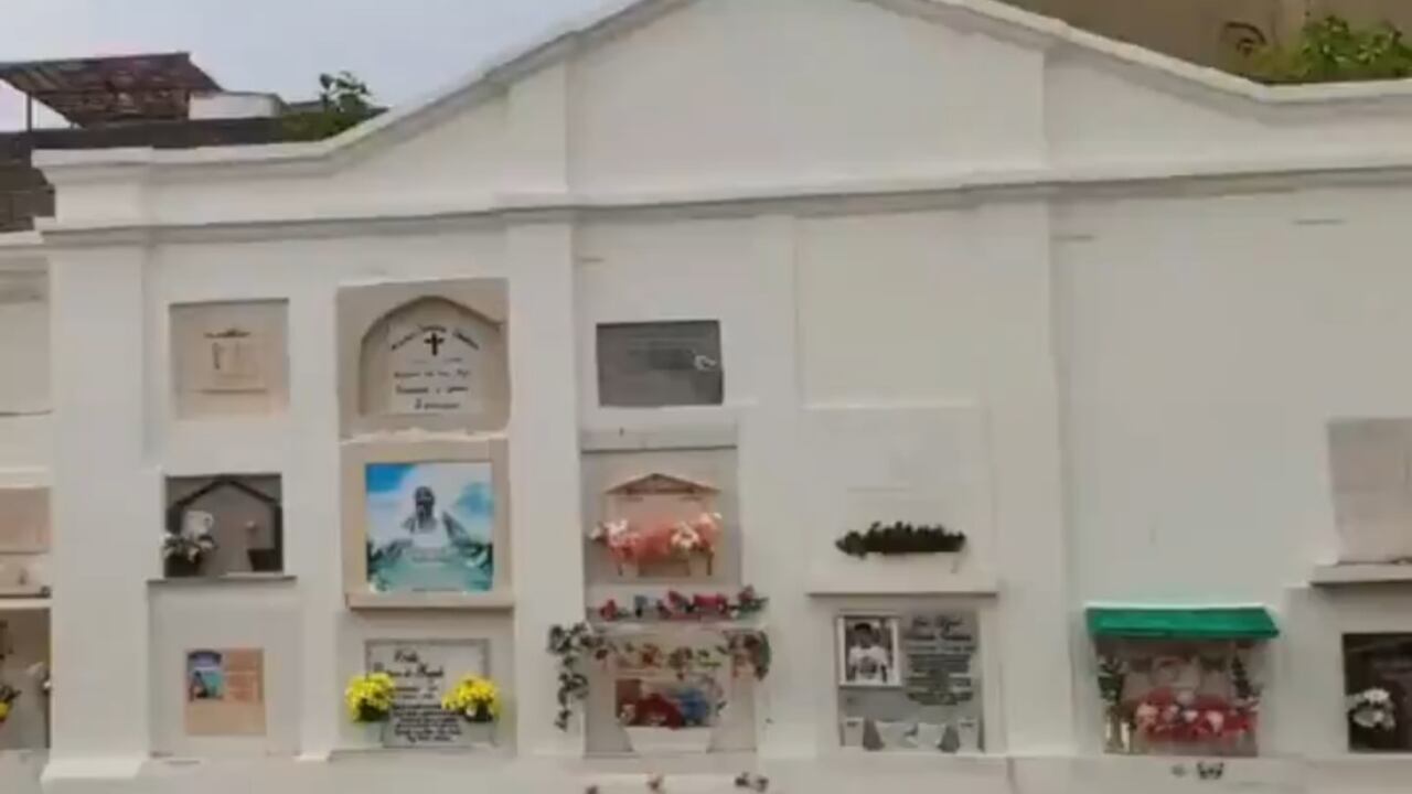 Bóvedas en cementerio de Cartagena.
