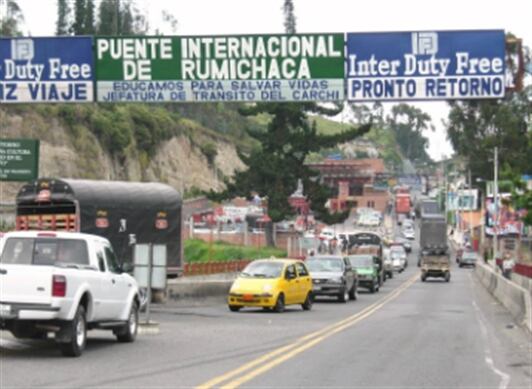 Ecuador pide a ciudadanos evitar ir por carretera a Colombia ante protestas.