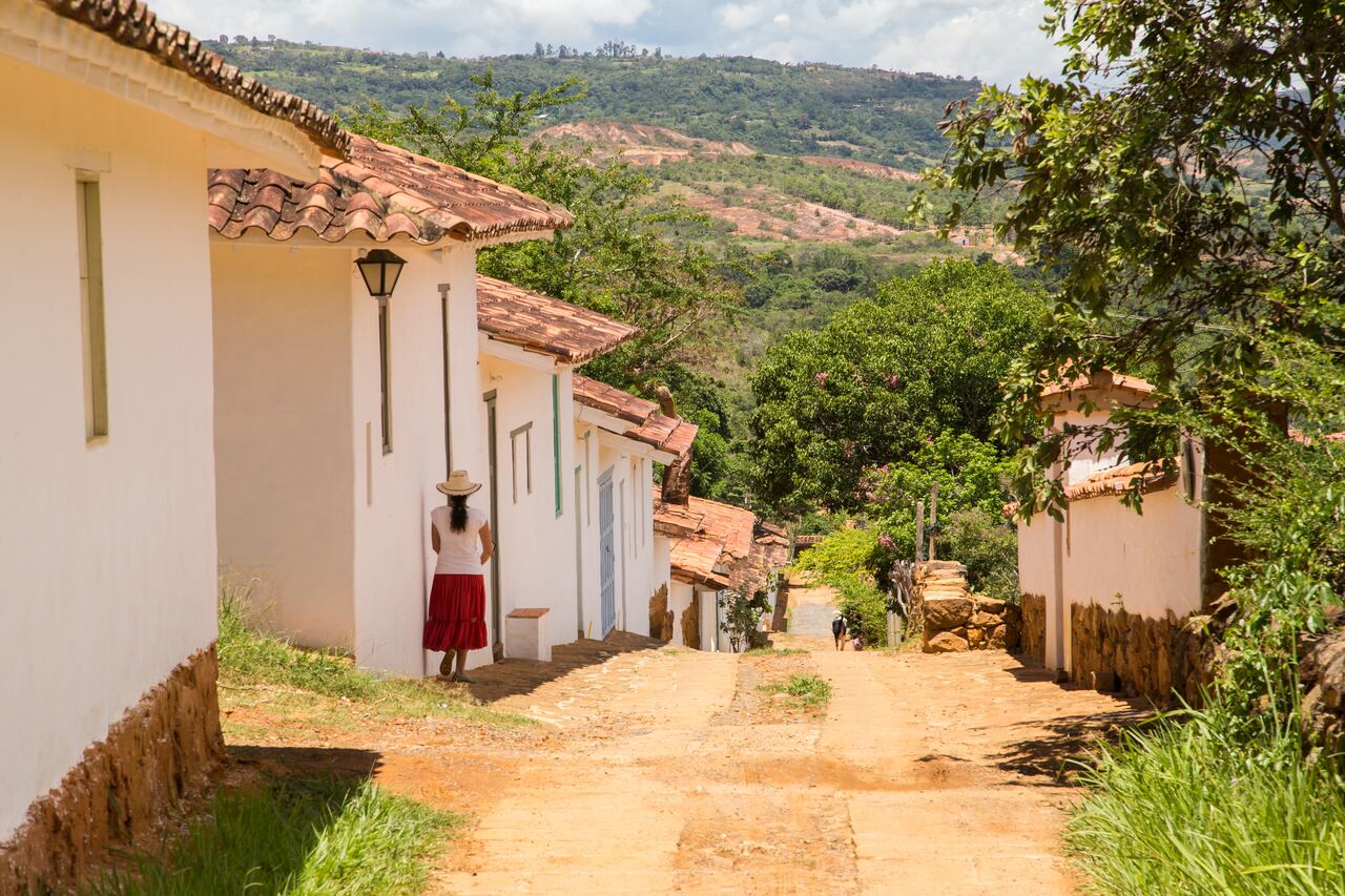 Barichara, Santander. Ha sido denominado “el pueblito más lindo de Colombia” con justa razón. Cada año, cientos de turistas recorren sus calles de color terracota y admiran las casonas blancas de balcones de madera y arquitectura colonial. Hay muchos lugares para apreciar. La Catedral de la Inmaculada Concepción, la Casa de la Cultura y el Mirador Rafael Ortiz Prada son algunos de ellos. Foto: Carlos Pineda