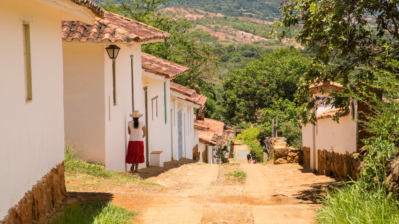 Barichara, Santander. Ha sido denominado “el pueblito más lindo de Colombia” con justa razón. Cada año, cientos de turistas recorren sus calles de color terracota y admiran las casonas blancas de balcones de madera y arquitectura colonial. Hay muchos lugares para apreciar. La Catedral de la Inmaculada Concepción, la Casa de la Cultura y el Mirador Rafael Ortiz Prada son algunos de ellos. Foto: Carlos Pineda
