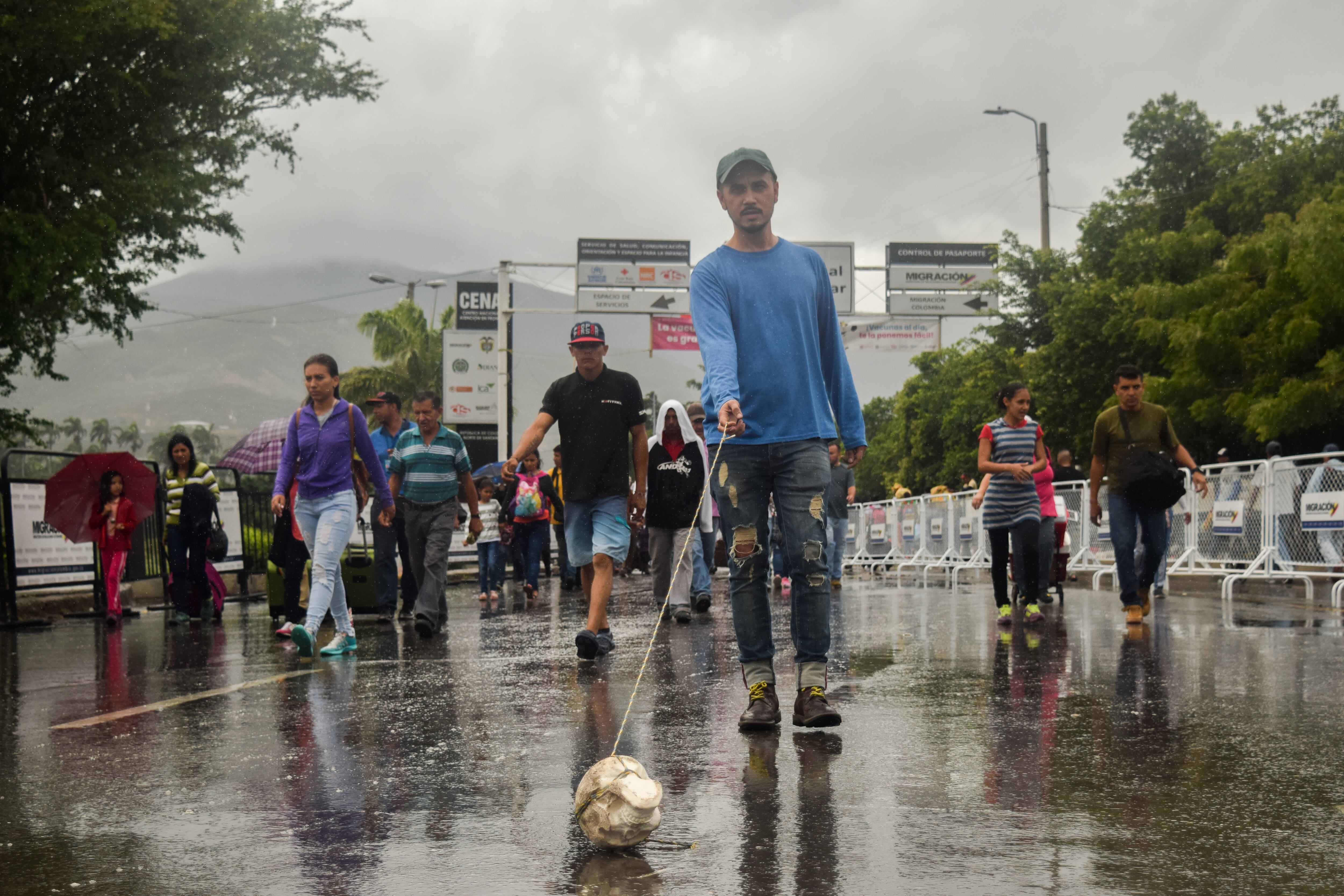 En 'Todos somos migrantes', en el Museo Nacional, Camilo Barboza-Soto retomar elementos de la acción 'Craneo y línea' que realizó en 2019, en el puente internacional Simón Bolívar.