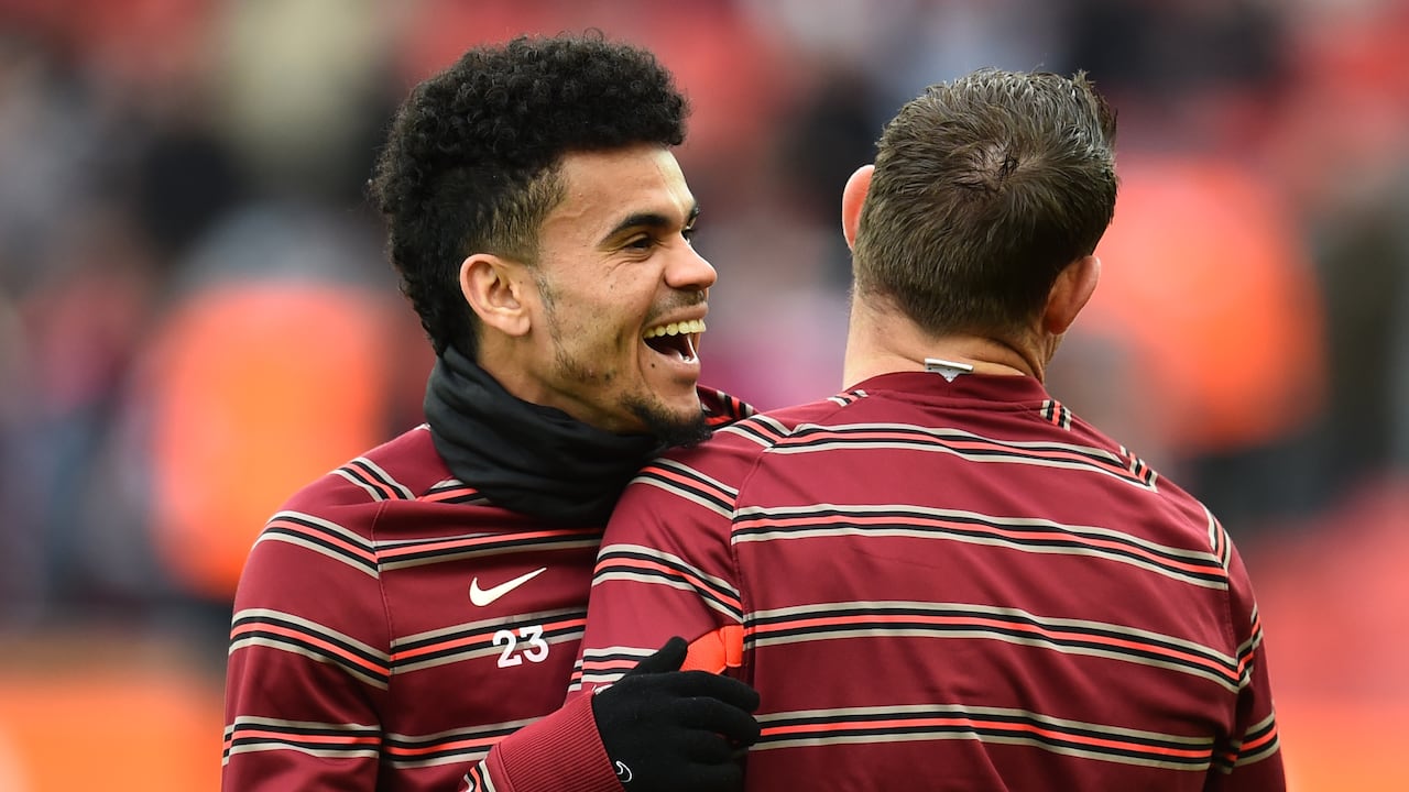 Luis Díaz con James Milner.